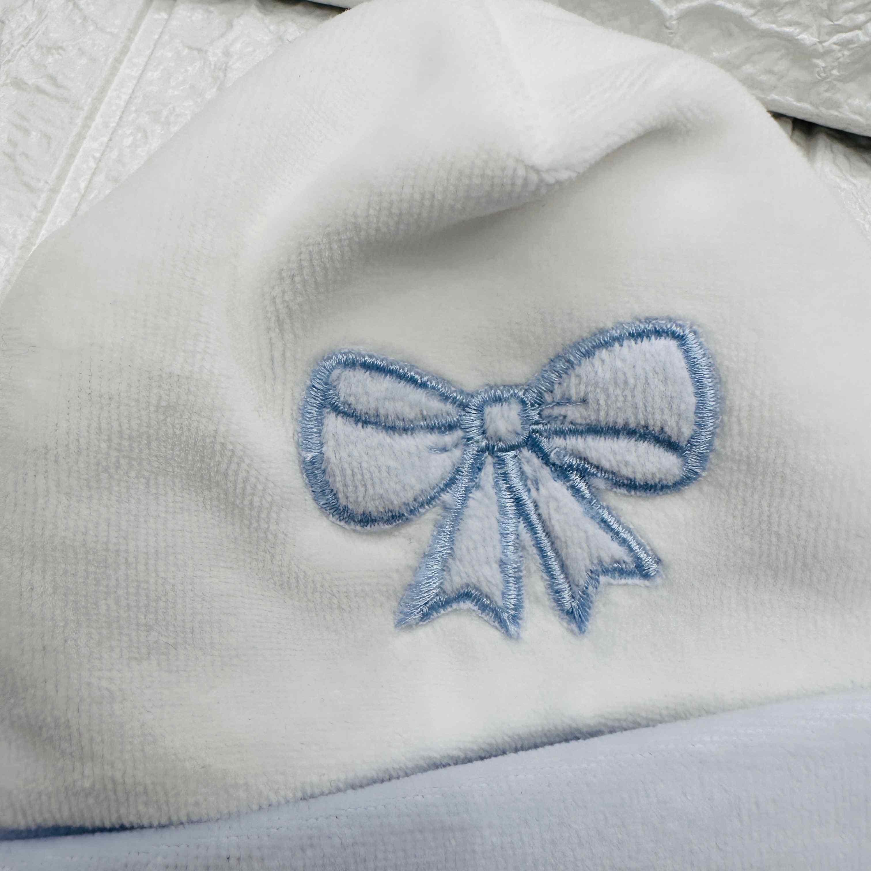 Cappello e babbucce fiocco celeste