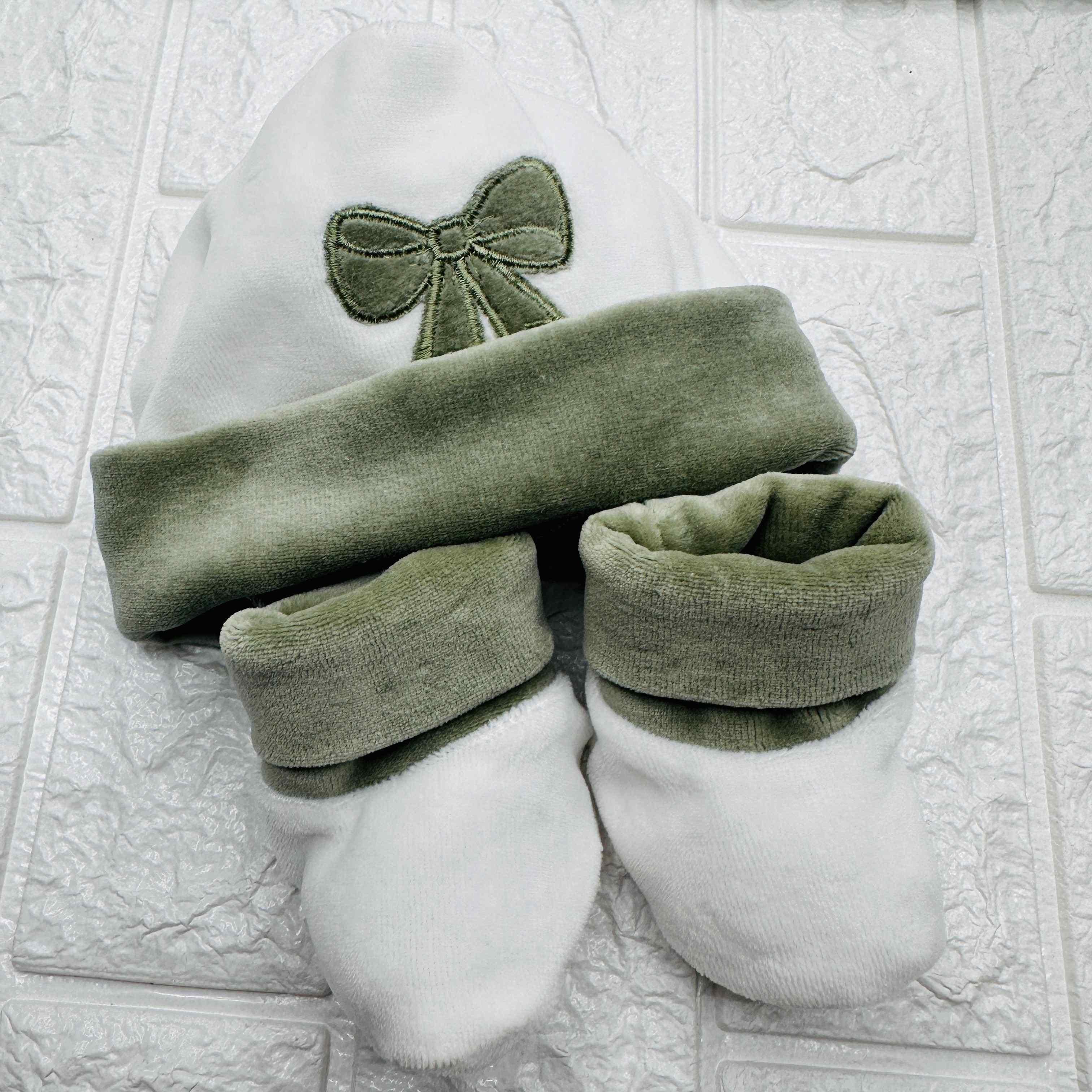 Cappello e babbucce fiocco verde