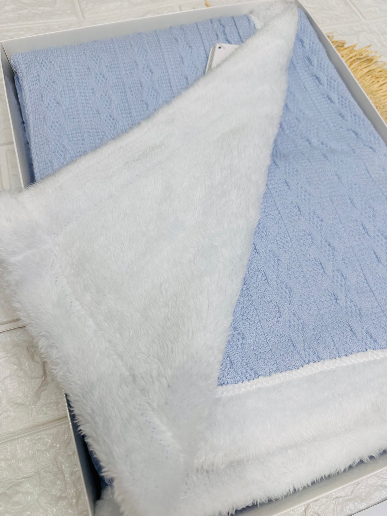 Coperta Carrozzina Nazareno Gabrielli Con Ecopeliccia Interna E Trama Trecce Esterna Celeste Ng455 Dim 75x90