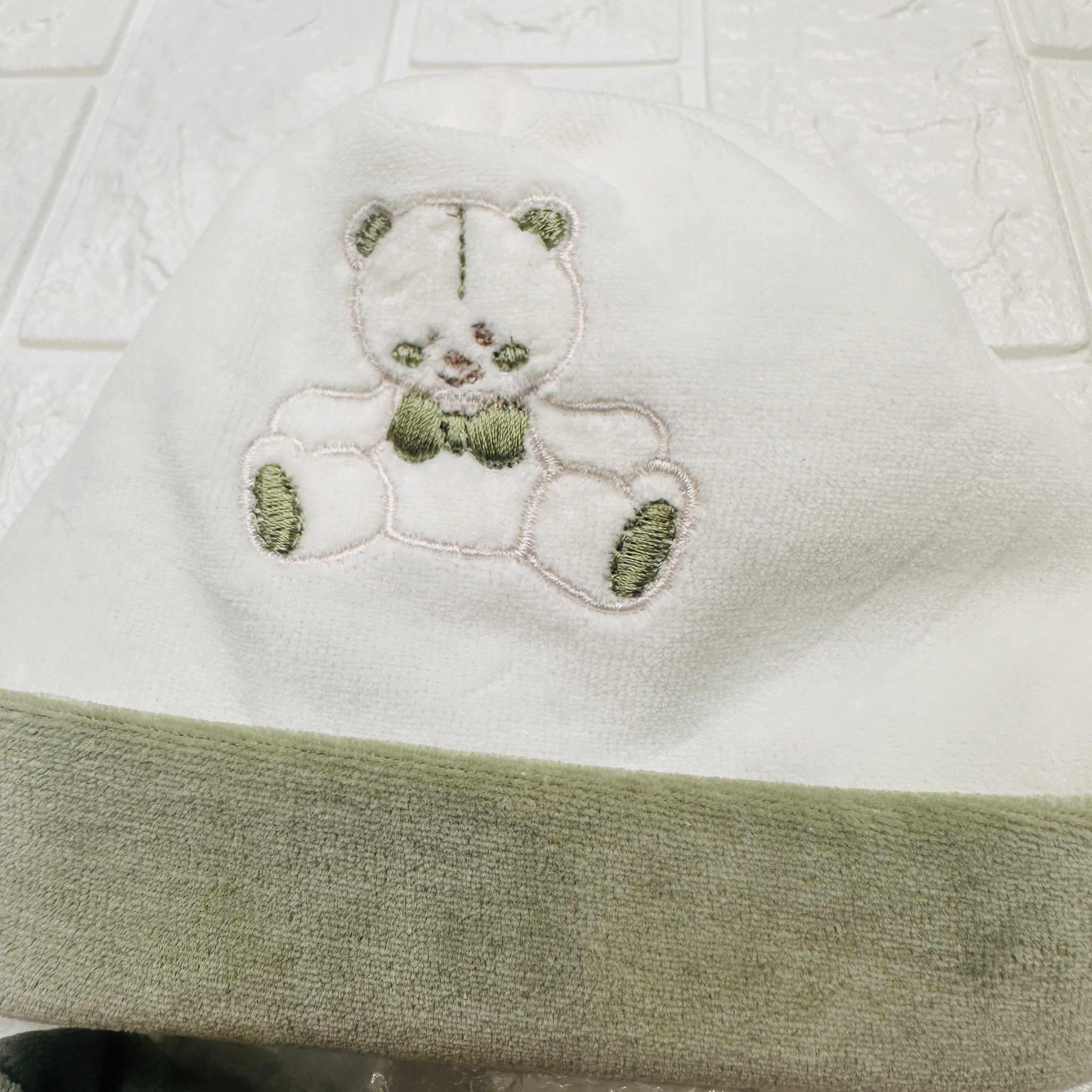 Cappello e babbucce ciniglia orso fiocco verde 44411