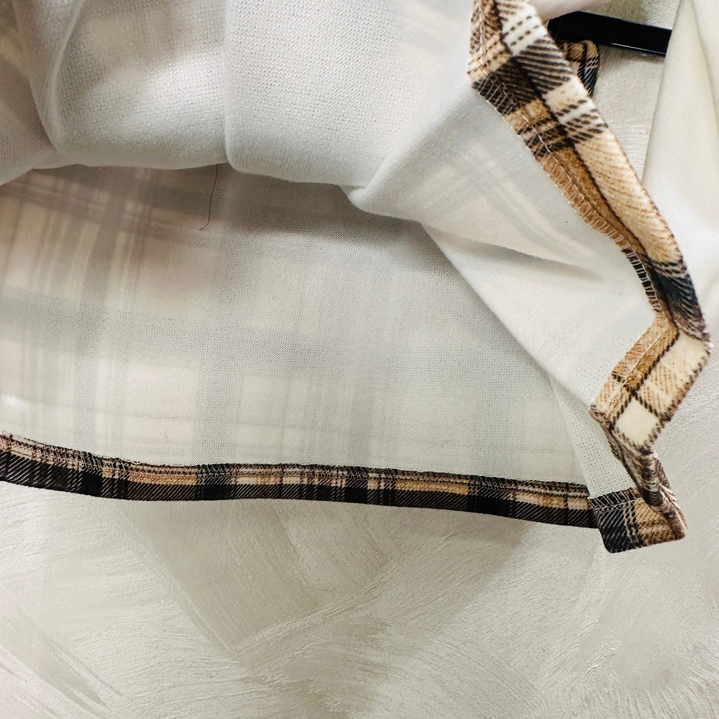 Completo maglia panna e gonna a pieghe tartan mesi