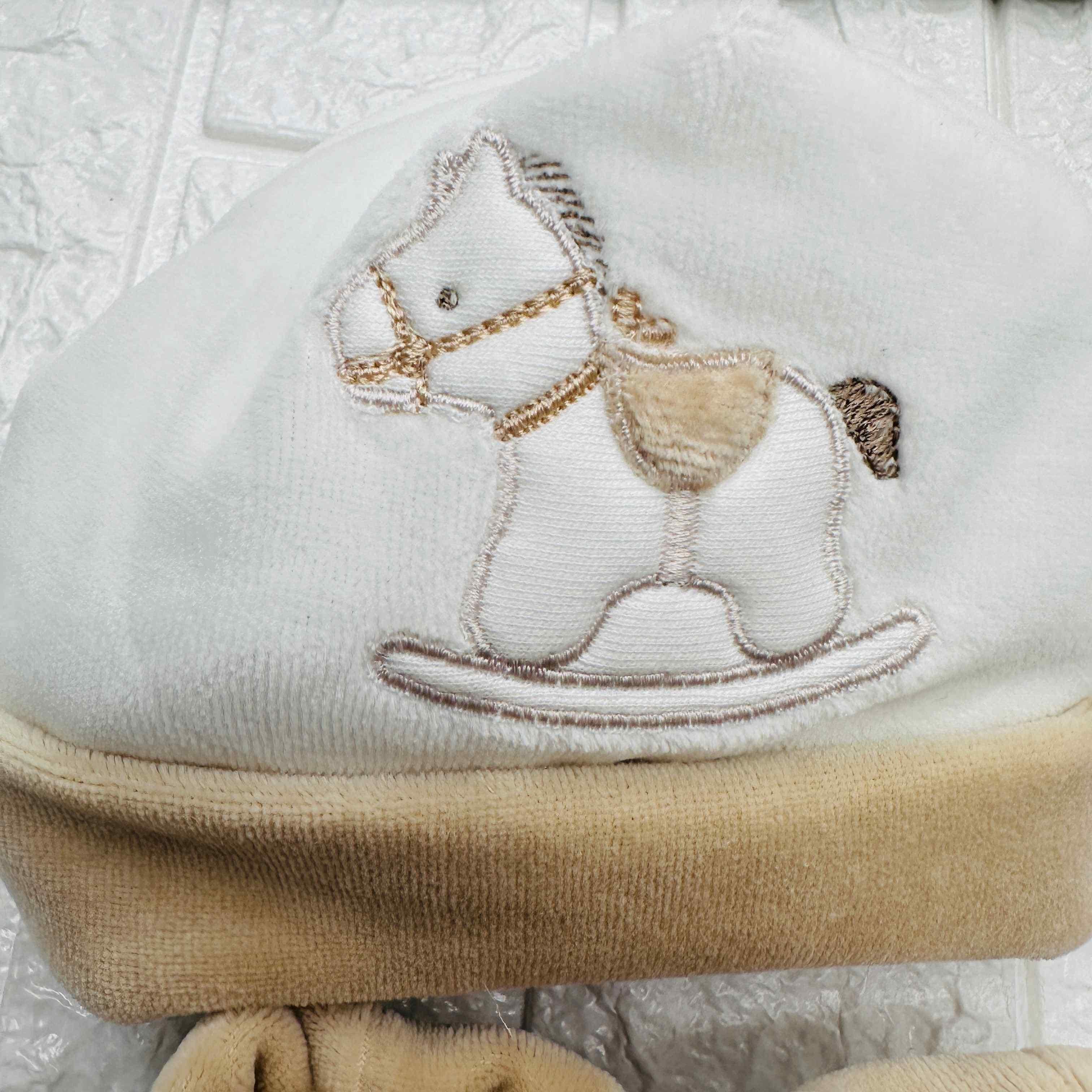Cappello e babbucce cavallo panna ciniglia