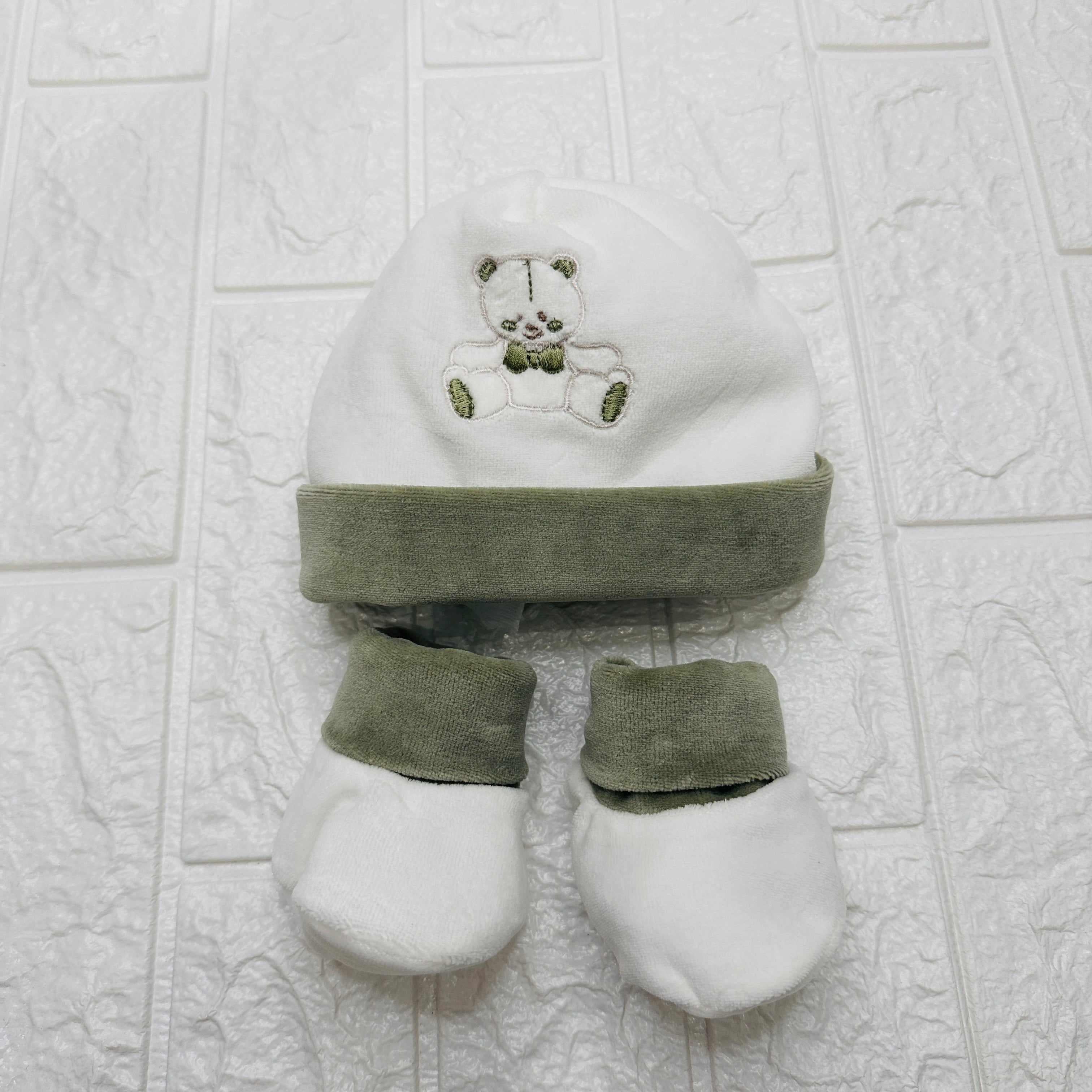 Cappello e babbucce ciniglia orso fiocco verde 44411