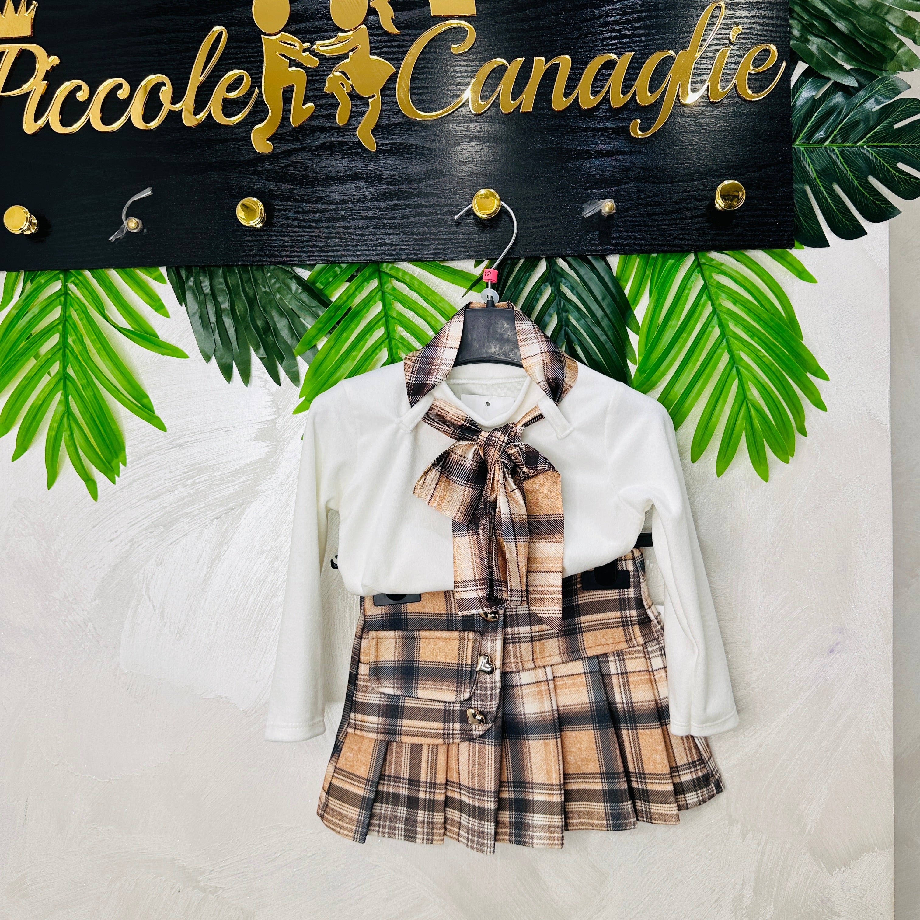 Completo maglia panna e gonna a pieghe tartan mesi