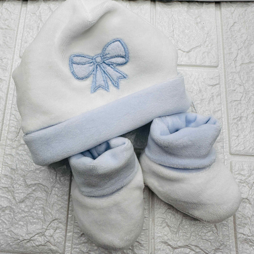 Cappello e babbucce fiocco celeste