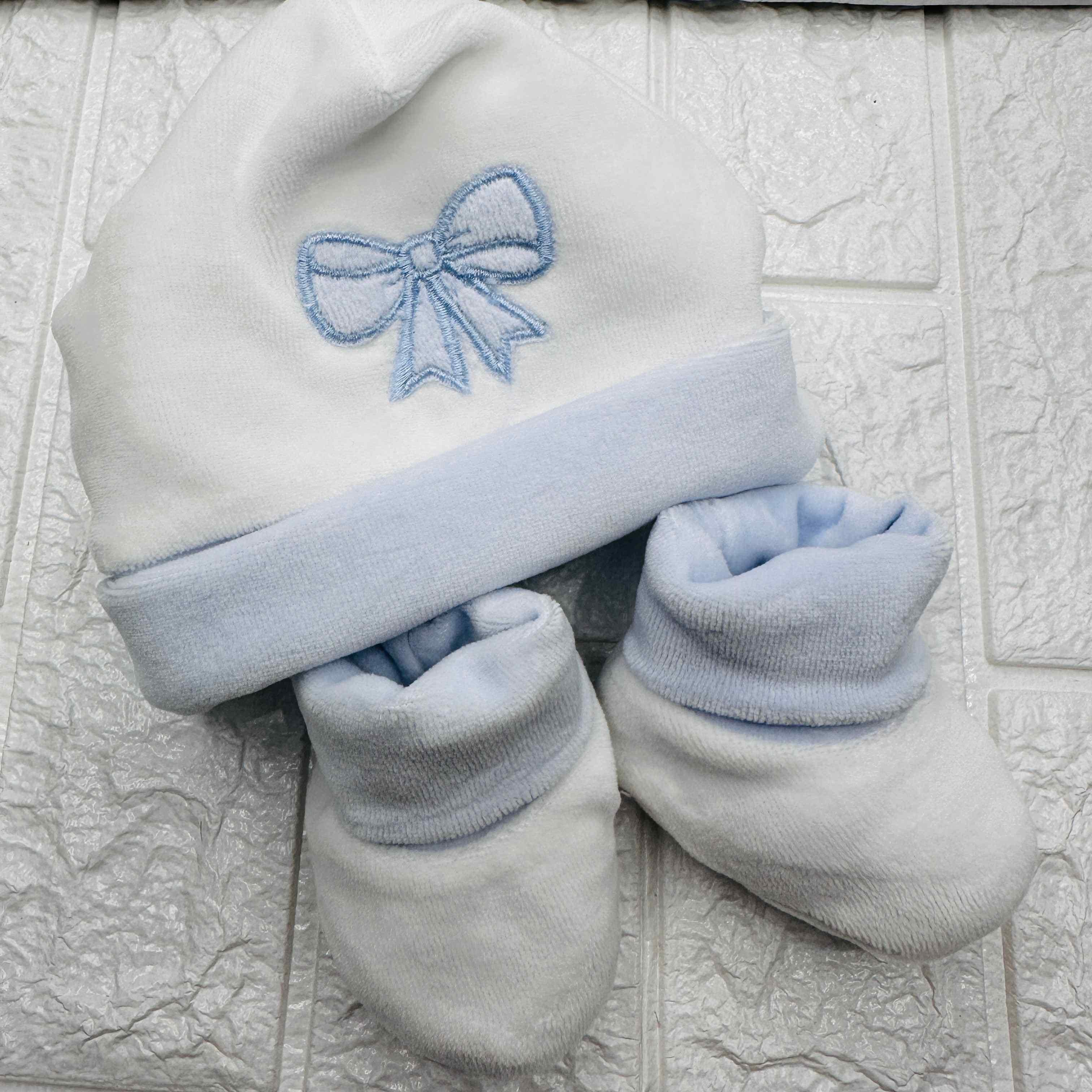 Cappello e babbucce fiocco celeste