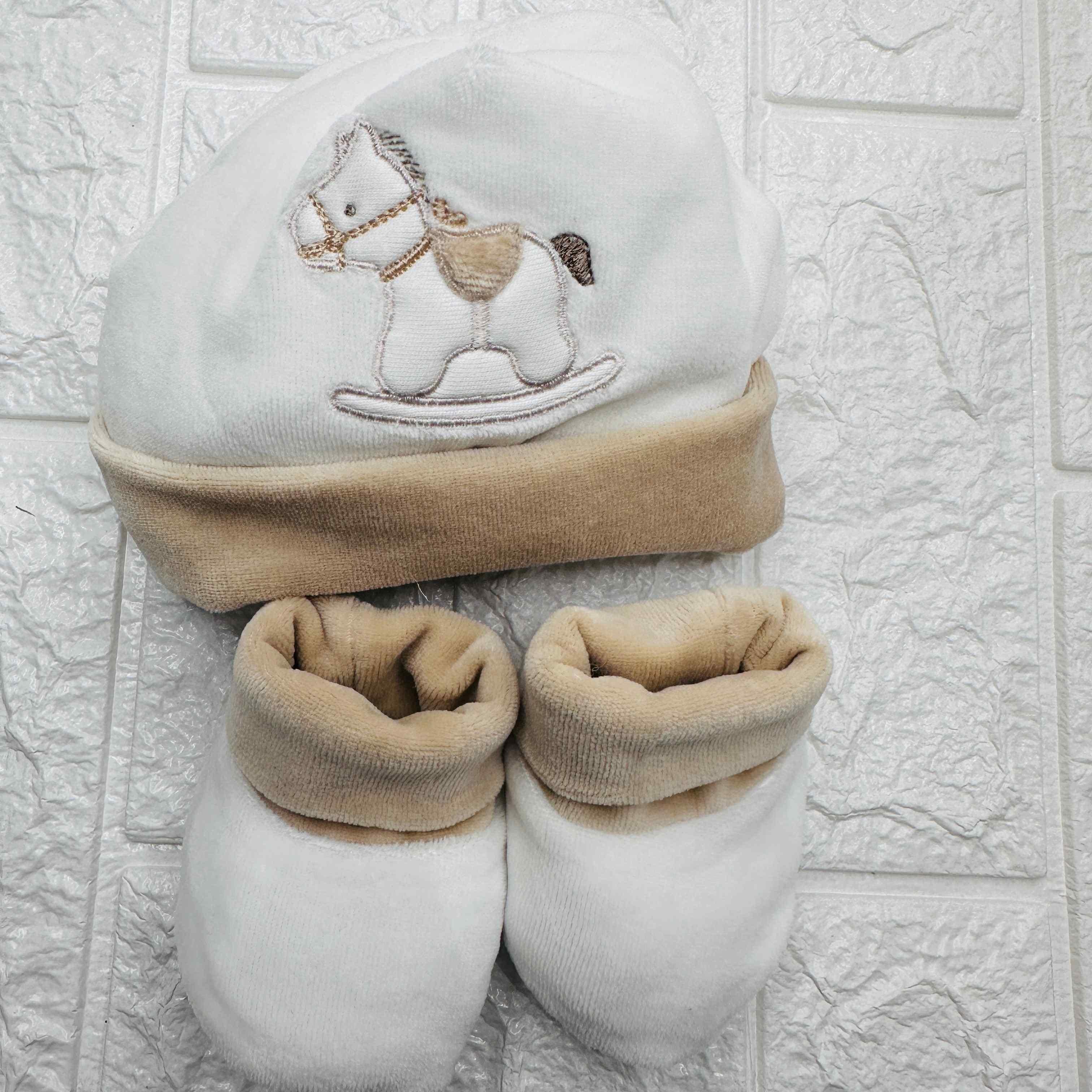 Cappello e babbucce cavallo panna ciniglia