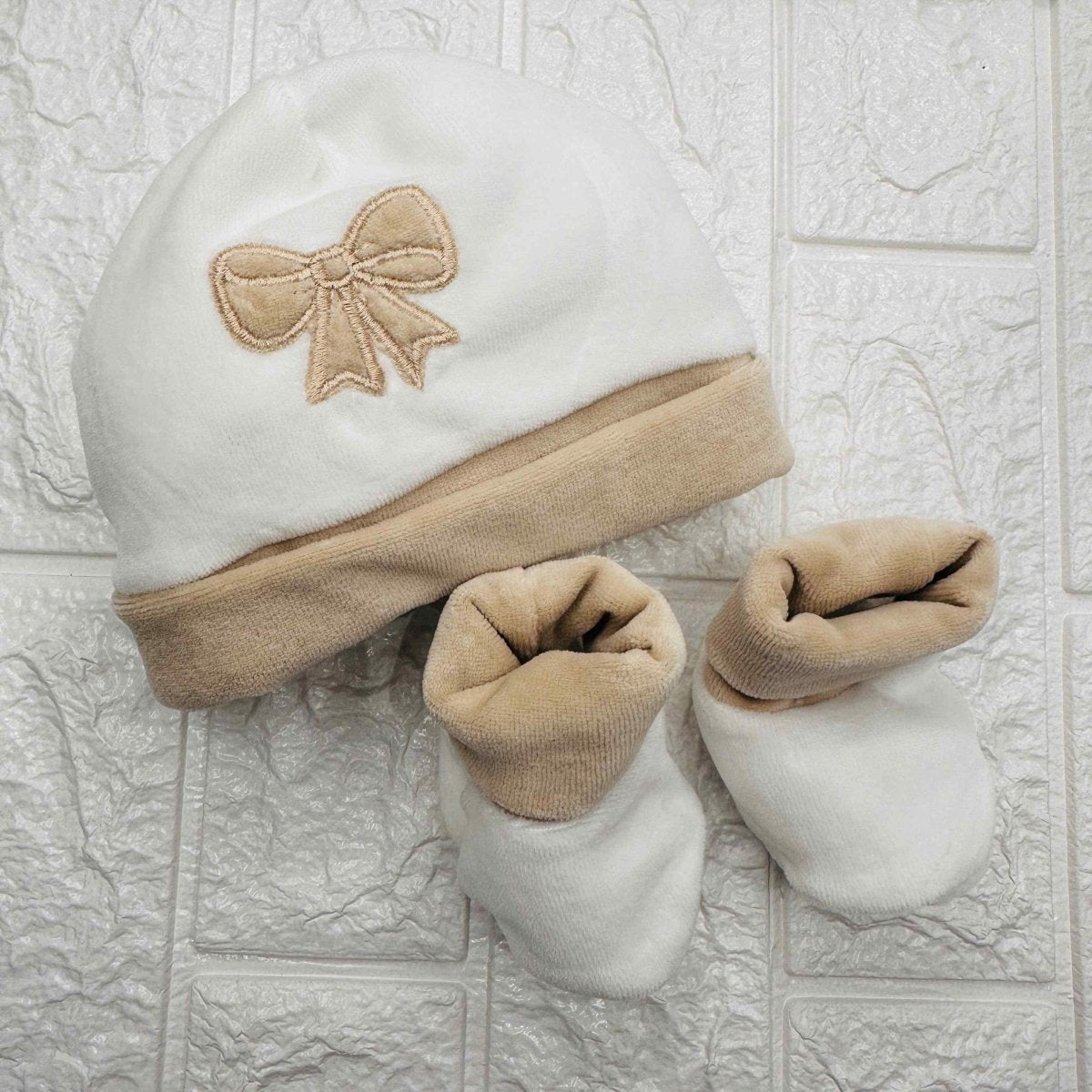 Cappello e babbucce fiocco beige - Piccole Canaglie - PC20123