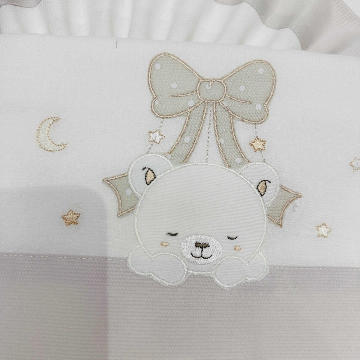 Lenzuola carrozzina orso Fiocco sopra tortora ART LC015163 - Piccole Canaglie - PC21921
