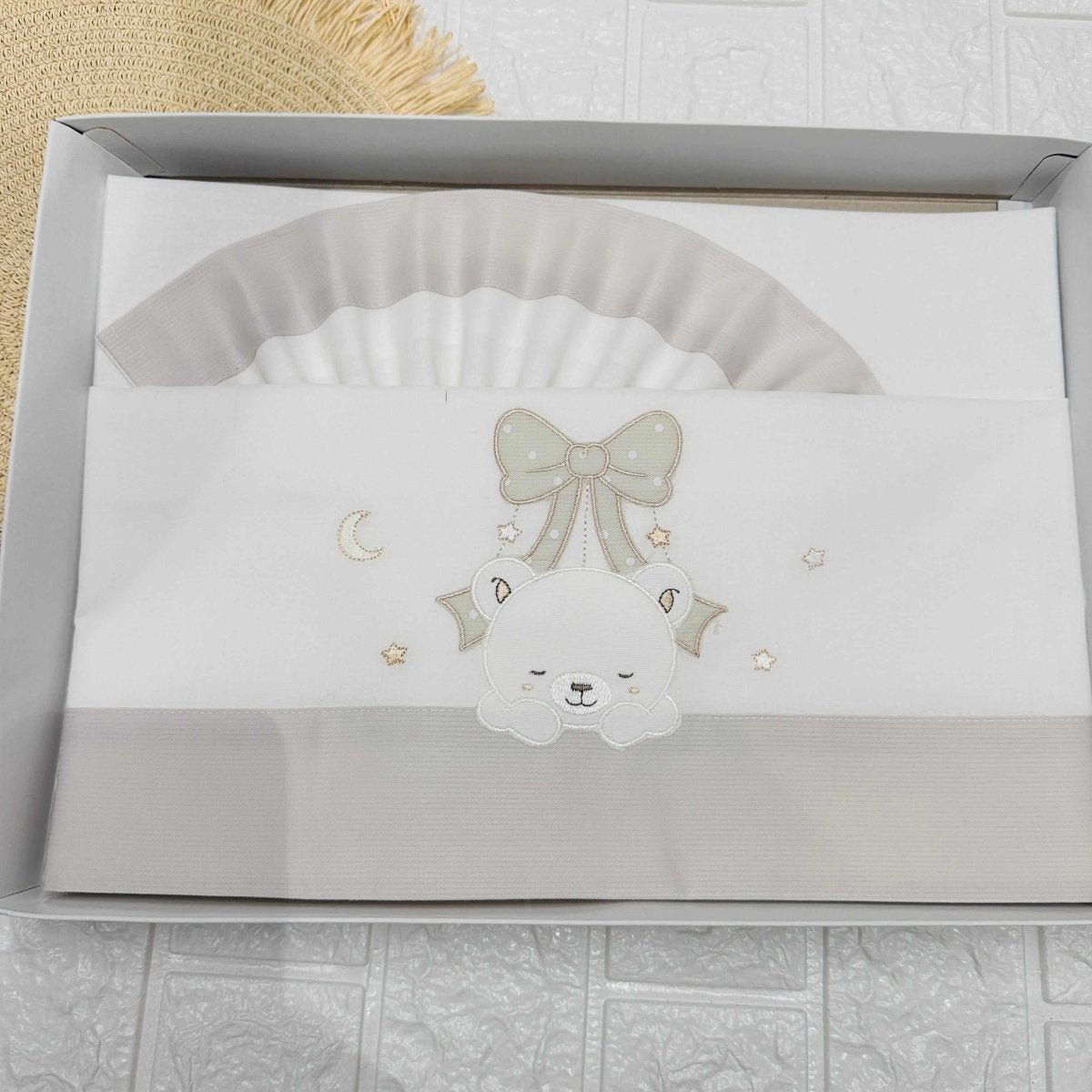 Lenzuola carrozzina orso Fiocco sopra tortora ART LC015163 - Piccole Canaglie - PC21921