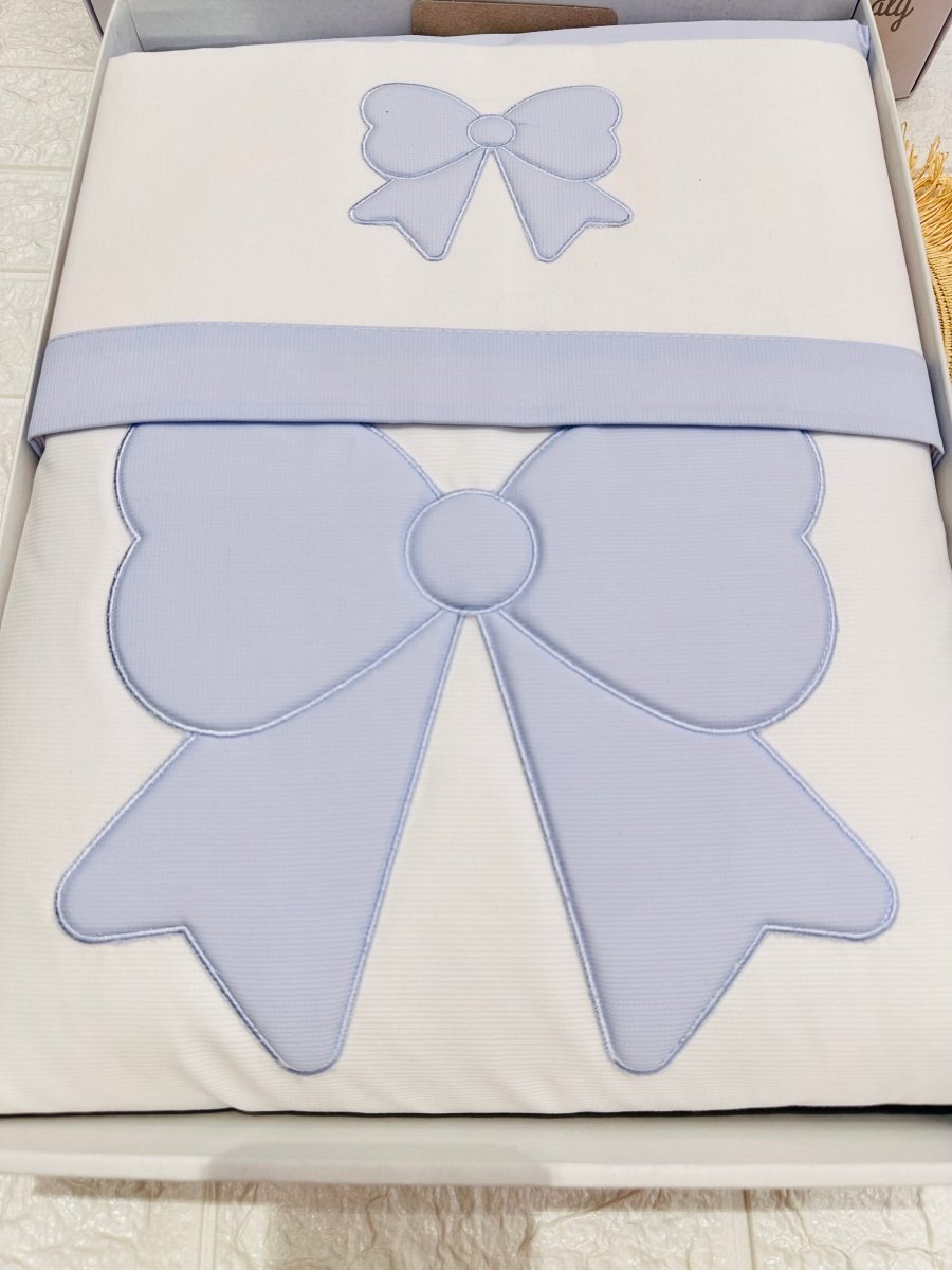 Set Completo Carrozzina Fiocco Ricamato Celeste SSCS028104R - Piccole Canaglie - PC24729