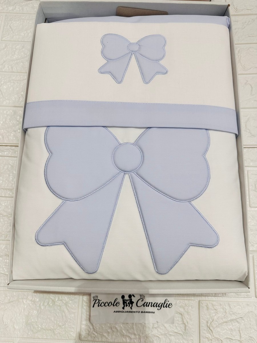 Set Completo Carrozzina Fiocco Ricamato Celeste SSCS028104R - Piccole Canaglie - PC24729