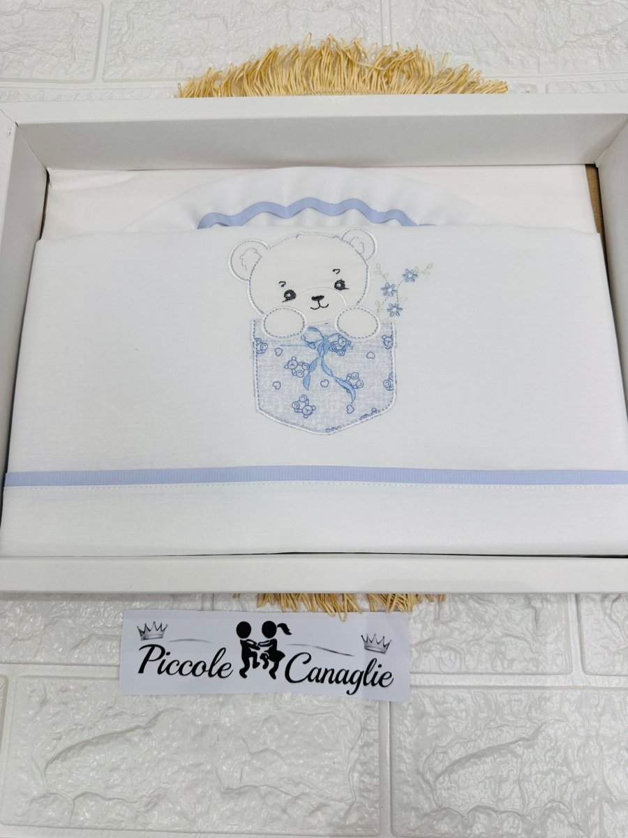 Set Lenzuola Carrozzina Orso Taschino Celeste Lc015173 - Piccole Canaglie - PC30001