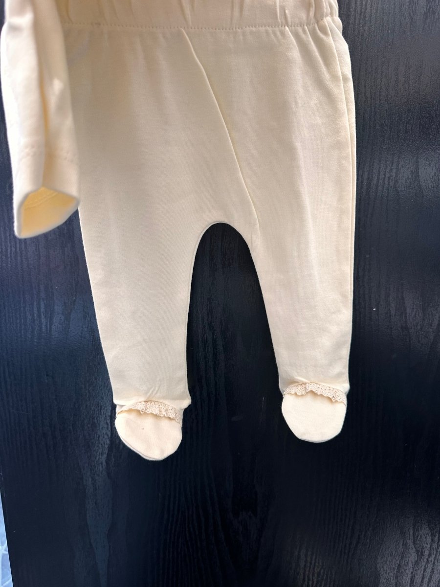 Tutina Completo In Cotone Collo In Pizzo Sangallo Panna Con Accessori - Piccole Canaglie - PC26873