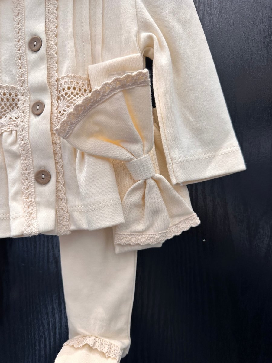 Tutina Completo In Cotone Collo In Pizzo Sangallo Panna Con Accessori - Piccole Canaglie - PC26873